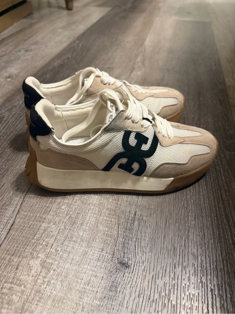 Sam Edelman Beige White & Black Women’s Retro-Style Sneakers